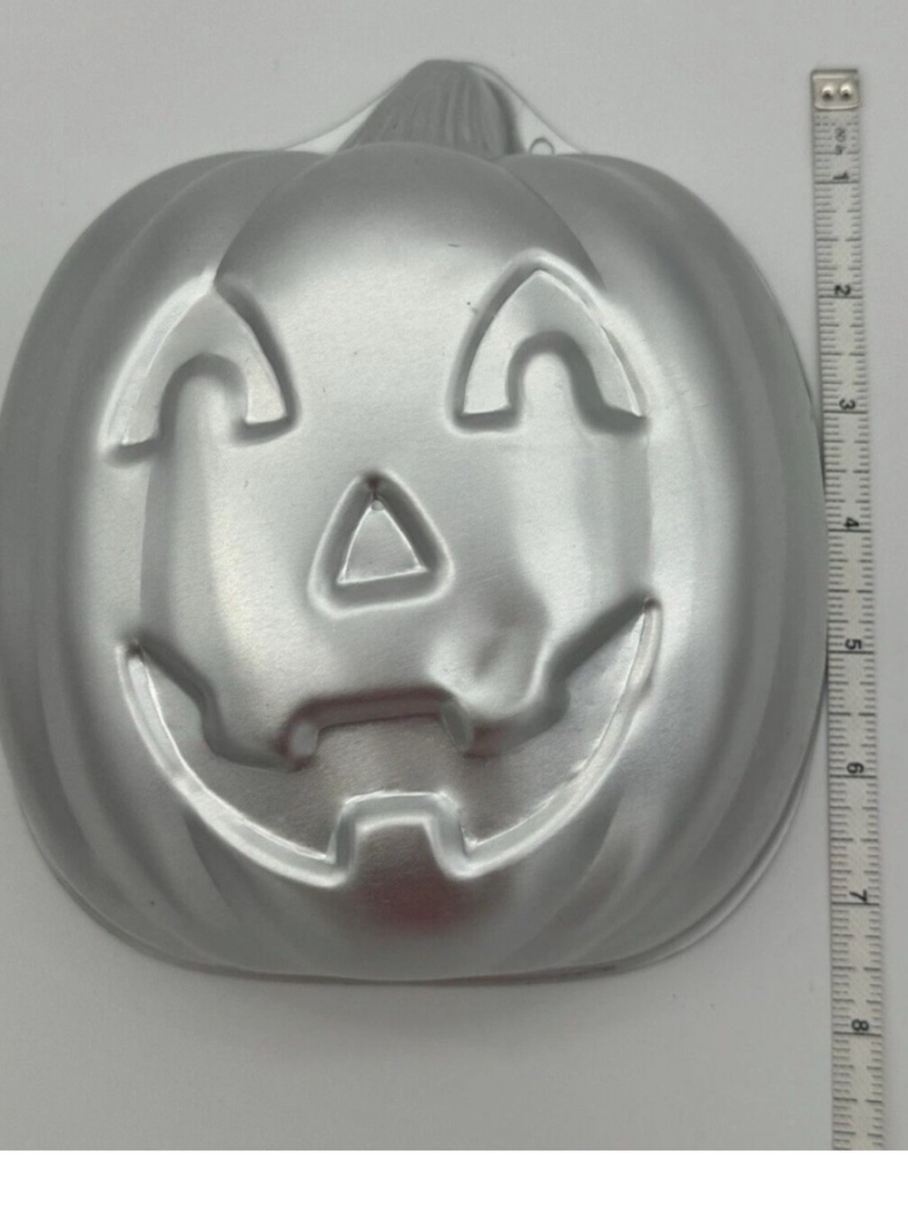 Wilton 3D Cake pan Halloween Stand Up
JACK-O-LANTERN Pumpkin
Baking Party - Picture 8 of 9